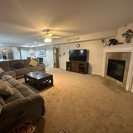 Whole House - Huge, Modern & New Niagara Shoreline Home Rental
